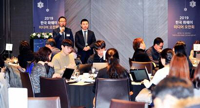 한국화웨이가 20일 서울 플라자호텔에서 '2019 한국화웨이 미디어 오찬회'를 개최하고, 2019년 한 해의 주요 비즈니스 활동에 대해 설명하고 있다. (왼쪽부터)  칼 송(Karl Song) 화웨이 글로벌 대외협력 및 커뮤니케이션 사장, 멍 샤오윈(Shawn Meng) 한국화웨이 지사장. 화웨이 제공
